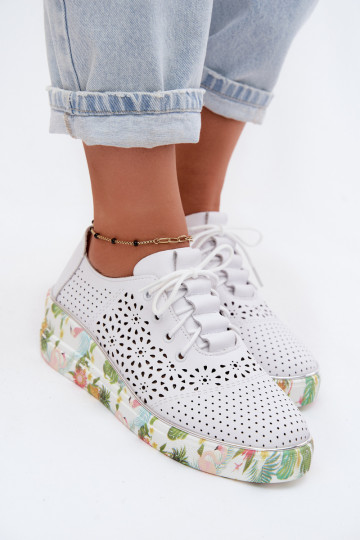 Dames leren schoenen met uitsnedelementen op een platform in witte kleur Artiker 54C1604