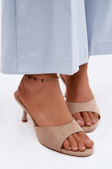 Slippers van zandkleurig faux suede met dunne hakken Melissea
