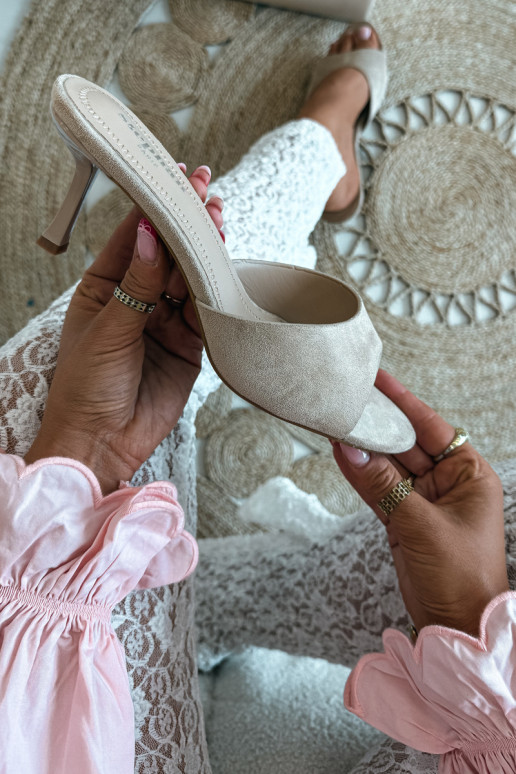 Slippers van zandkleurig faux suede met dunne hakken Melissea