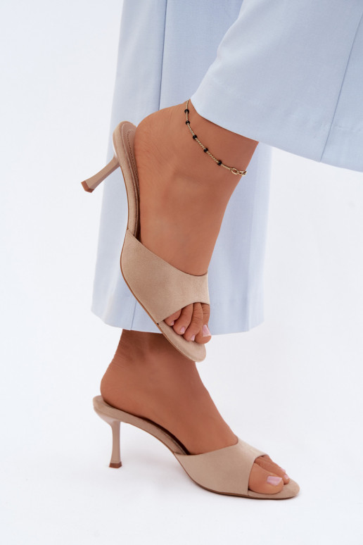 Slippers van zandkleurig faux suede met dunne hakken Melissea