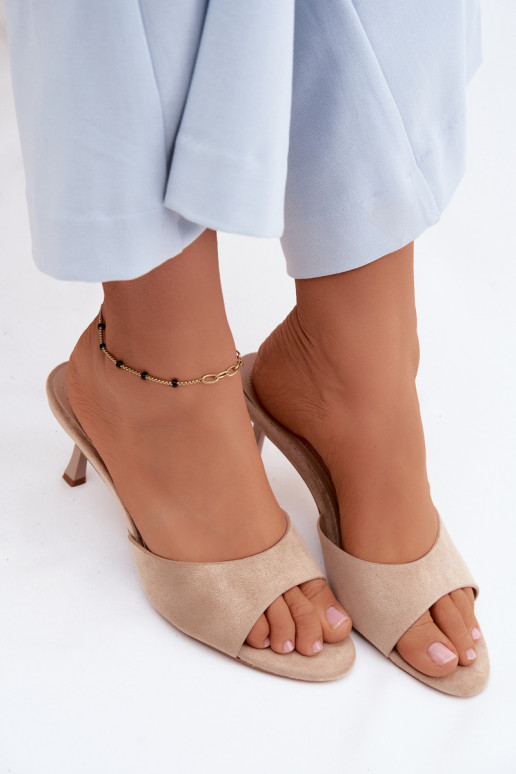 Slippers van zandkleurig faux suede met dunne hakken Melissea