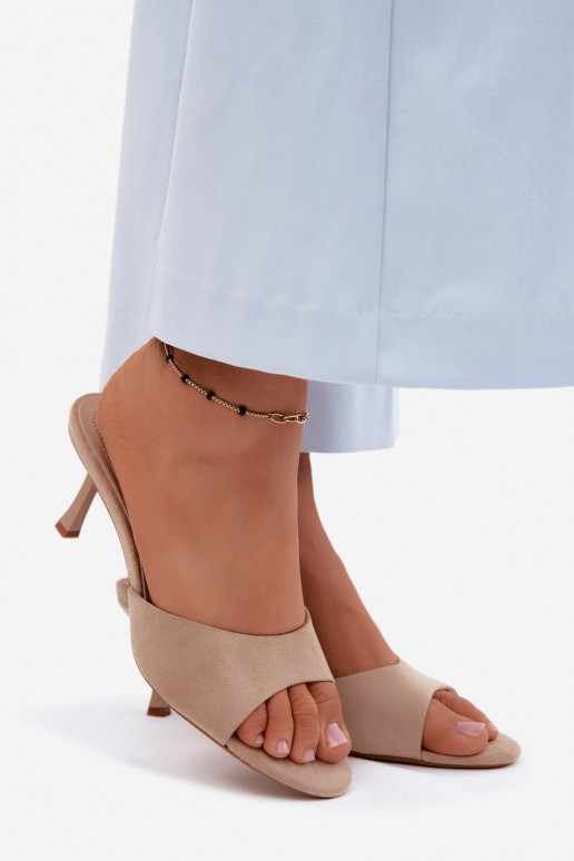 Slippers van zandkleurig faux suede met dunne hakken Melissea