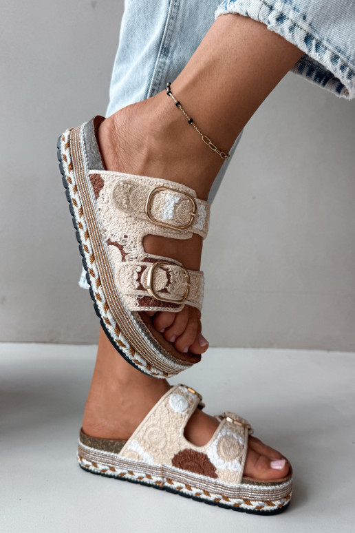 Glimma gehaakte slippers met platform en gespen in zandkleur