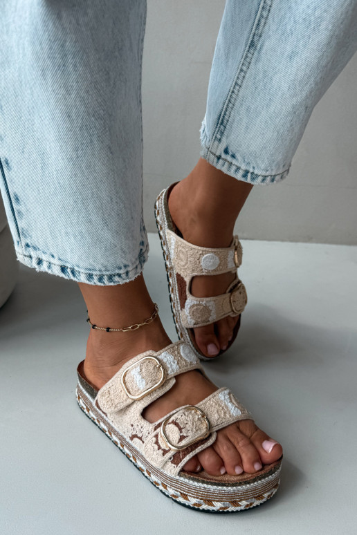 Glimma gehaakte slippers met platform en gespen in zandkleur