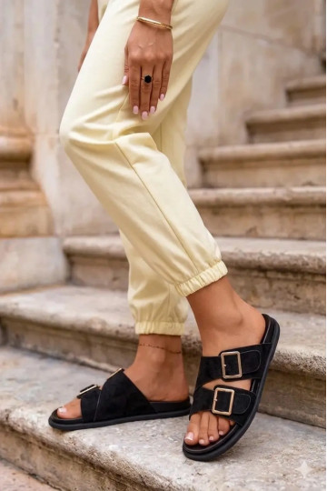 Zwarte faux suede slippers met gouden gespen Selissea