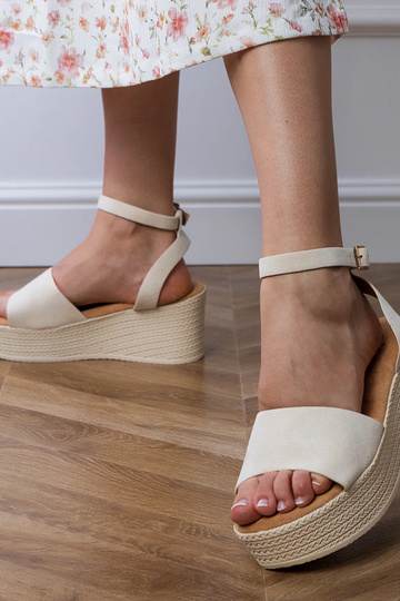 Beige sandalen op platform van faux suede Ganra 2