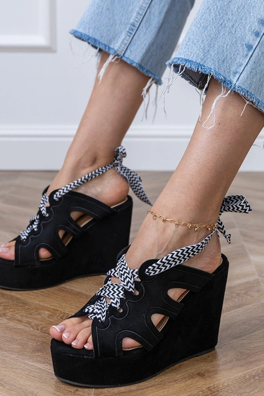 Zwarte sandalen op een platform met decoratieve veters Lakota