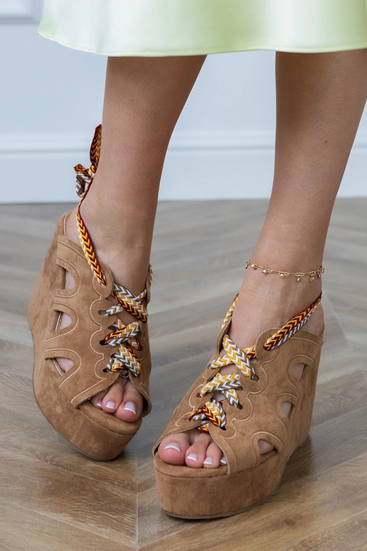 Bruine sandalen op een platform met decoratieve veters Lakota