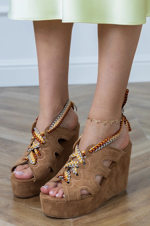 Bruine sandalen op een platform met decoratieve veters Lakota