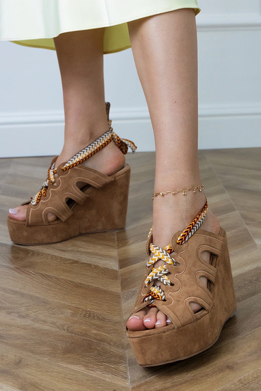 Bruine sandalen op een platform met decoratieve veters Lakota