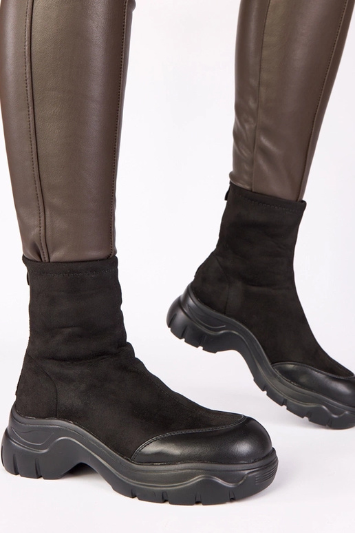 Zwarte enkellaarsjes van faux suede met chunky zool Alana