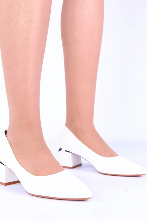 Witte pumps met lage hak en zilveren accenten Vallisa