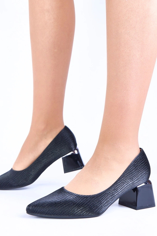Zwarte pumps met lage hak en zilveren accenten Vallisa