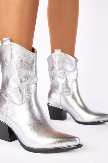 Zilveren cowboylaarzen op een blokhak Rosemary