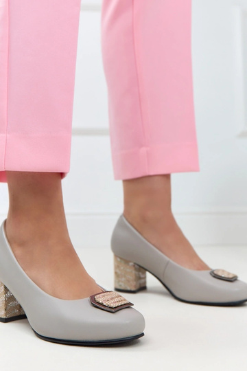 Grijze leren pumps op een decoratieve kolom Potocki