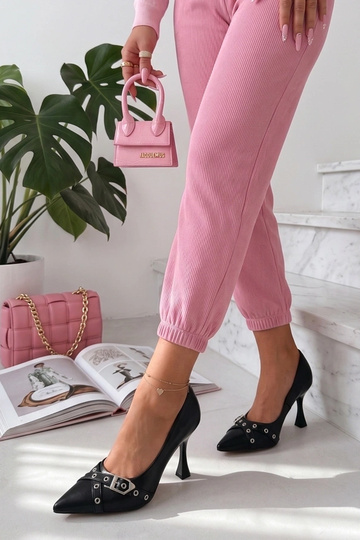 Zwarte stilettos met een decoratieve gesp Aeliana 2