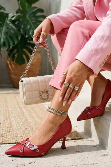 Rode stilettos met een decoratieve gesp Aeliana