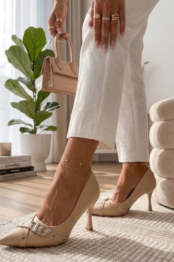 Zandkleurige stilettos met een decoratieve gesp Aeliana