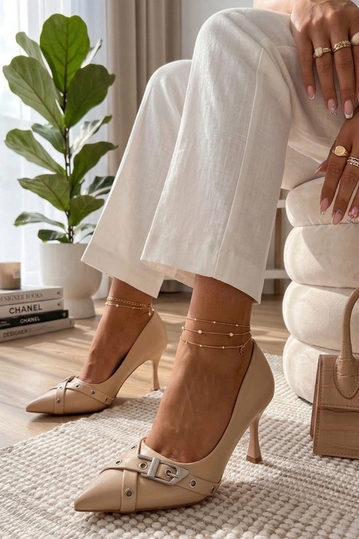 Zandkleurige stilettos met een decoratieve gesp Aeliana