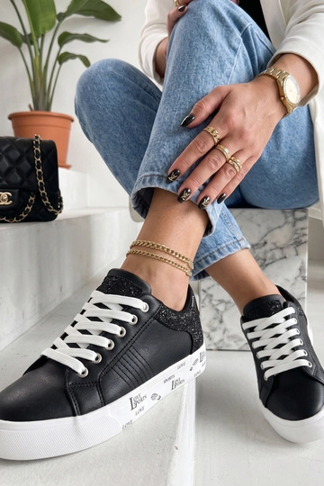 Zwarte sneakers met decoratieve inzetstukken Layla