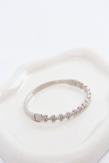 Zilveren damesarmband met fonkelende steentjes