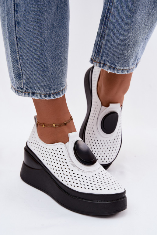Witte dameschoenen met uitsnijdingen en decoratieve platform