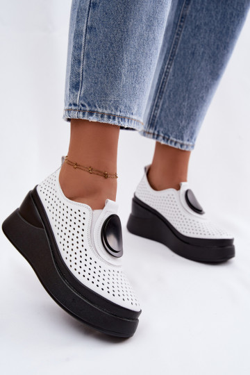 Witte dameschoenen met uitsnijdingen en decoratieve platform 2