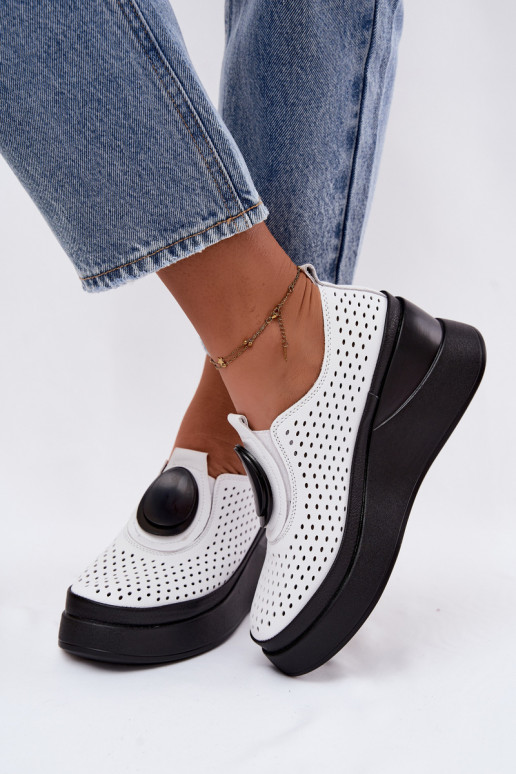 Witte dameschoenen met uitsnijdingen en decoratieve platform