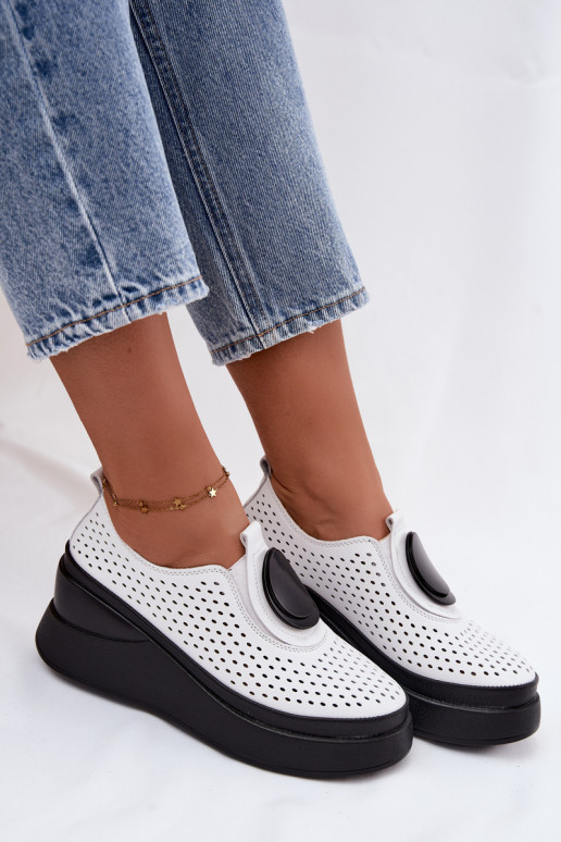 Witte dameschoenen met uitsnijdingen en decoratieve platform