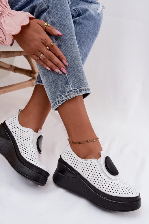 Witte dameschoenen met uitsnijdingen en decoratieve platform