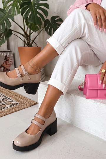 Mia bruine lakleren sandalen met hak