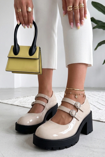 Mia zandkleurige lakleren sandalen met hak 2