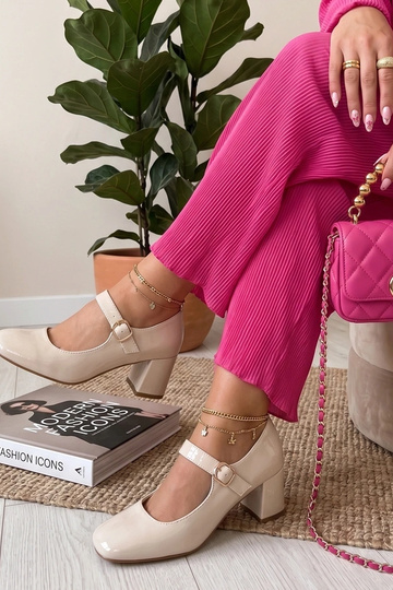 Gianna zandkleurige lakleren sandalen met hak