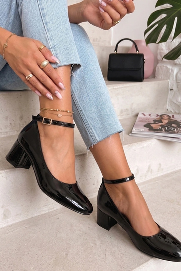 Ella zwarte lakleren sandalen met hak
