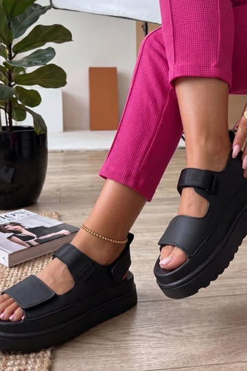 Zwarte sandalen met stickers op een hoge zool Davina