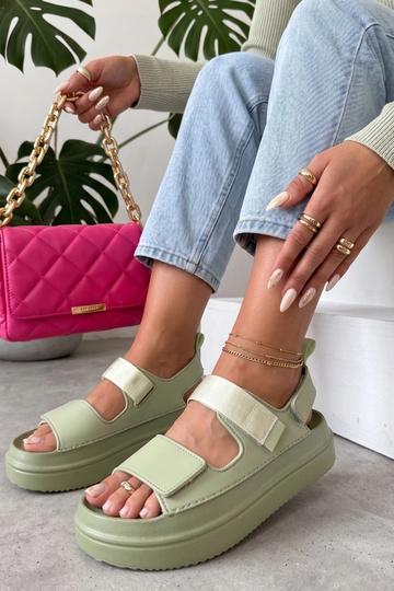 Groene sandalen met stickers op een hoge zool Davina 2