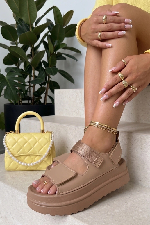 Bruine sandalen met stickers op een hoge zool Davina