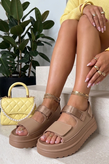 Bruine sandalen met stickers op een hoge zool Davina 2