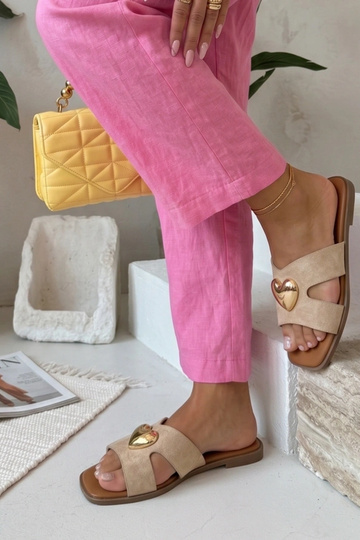 Zandkleurige slippers versierd met een gouden hart Lucrezia 2