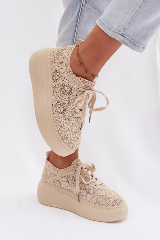 Zandkleurige casual schoenen met platform en kantmotieven Evalora