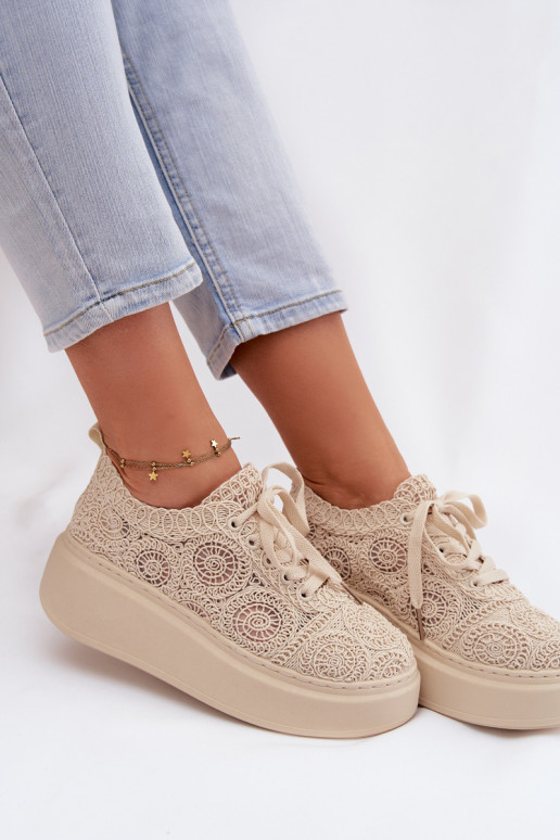 Zandkleurige casual schoenen met platform en kantmotieven Evalora