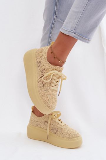 Gele casual schoenen met platform en kantmotieven Evalora