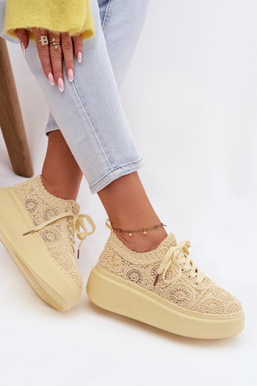 Gele casual schoenen met platform en kantmotieven Evalora