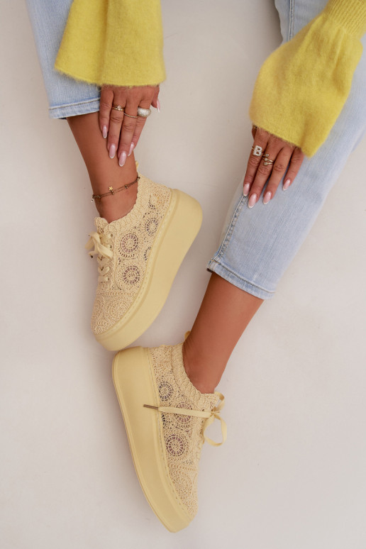 Gele casual schoenen met platform en kantmotieven Evalora
