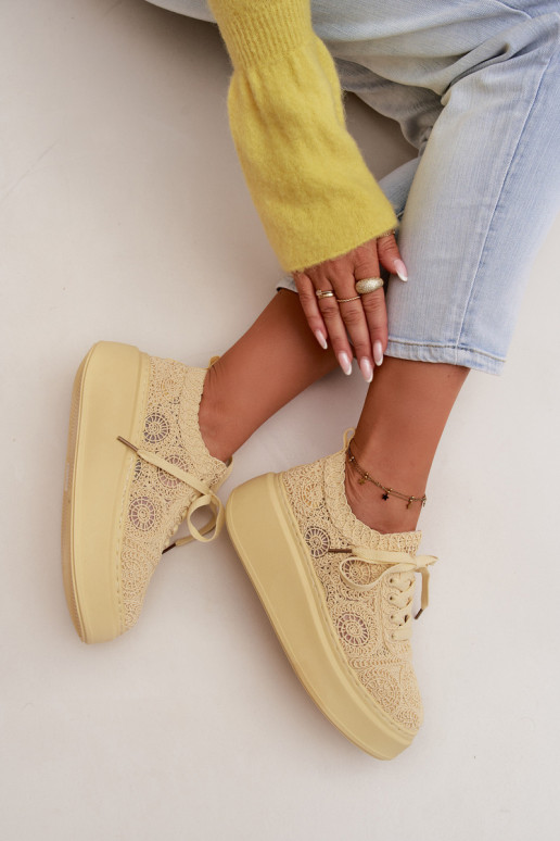 Gele casual schoenen met platform en kantmotieven Evalora