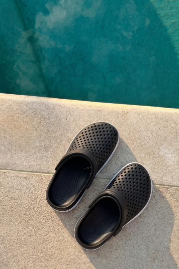 Lichte heren zwarte slippers Tai Turiravena