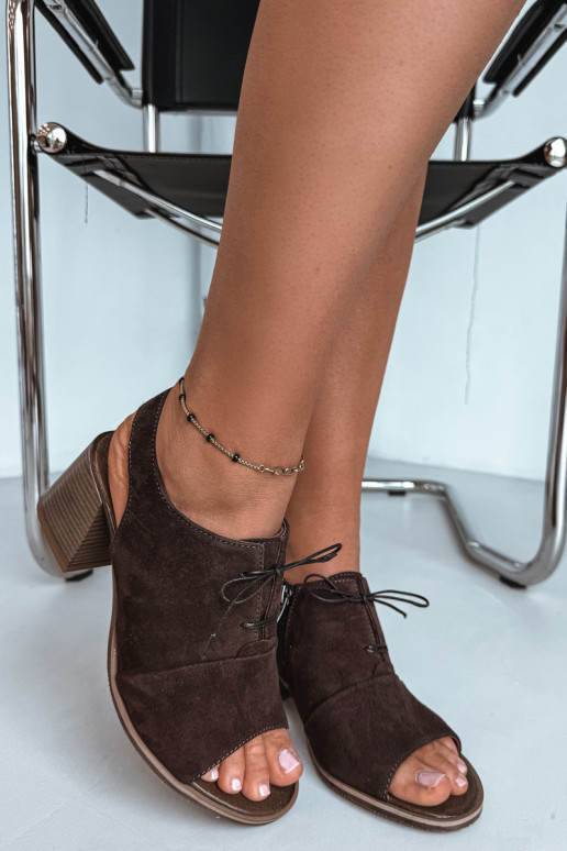 Elegante leren hoge hakken met stijlvolle details Zazoo 40523 in chocolade kleur