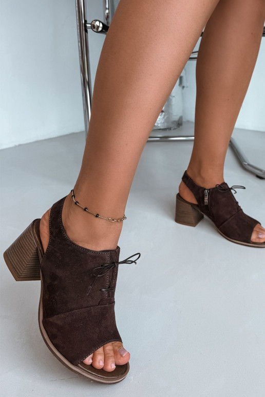Elegante leren hoge hakken met stijlvolle details Zazoo 40523 in chocolade kleur