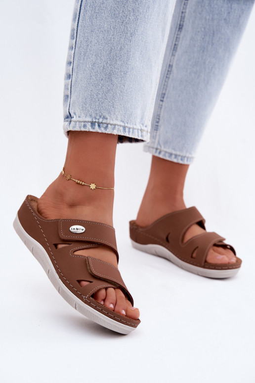 Bruine dames leren slippers met plakkende sluitingen Inblu OE0001GU