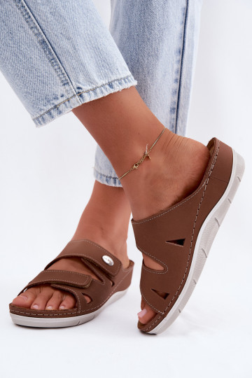 Bruine dames leren slippers met plakkende sluitingen Inblu OE0001GU 2